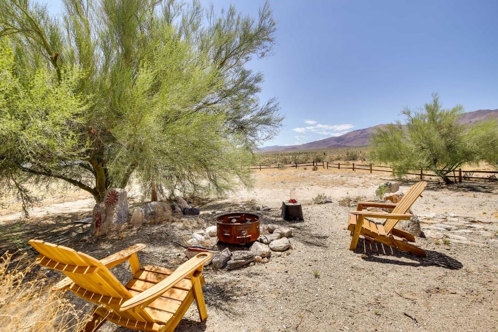 波瑞戈泉的住宿－Borrego Springs Stargazing Home with Mtn Views，沙漠中的一组椅子和 ⁇ 火