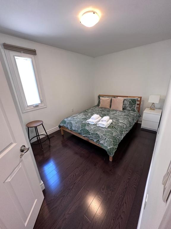Postel nebo postele na pokoji v ubytování Toronto GREAT Located