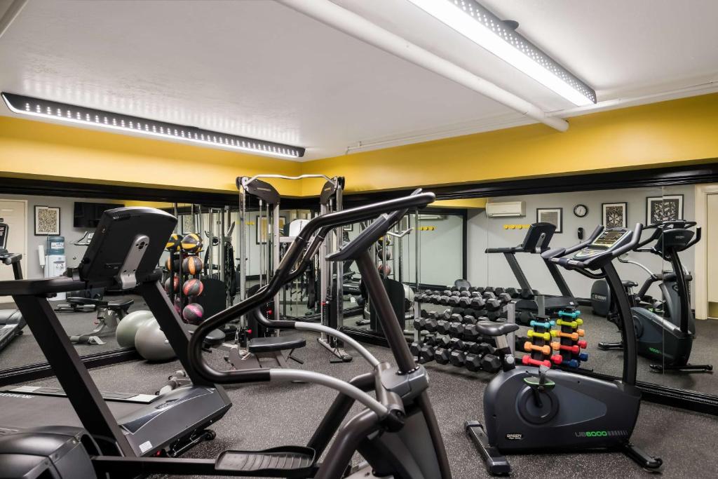 einen Fitnessraum mit mehreren Laufbändern und Gewichten in der Unterkunft Best Western Plus Canyonlands Inn in Moab