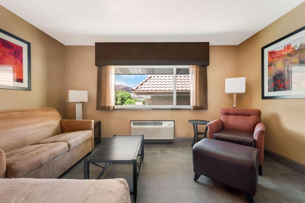 Ein Sitzbereich in der Unterkunft Best Western Plus Canyonlands Inn