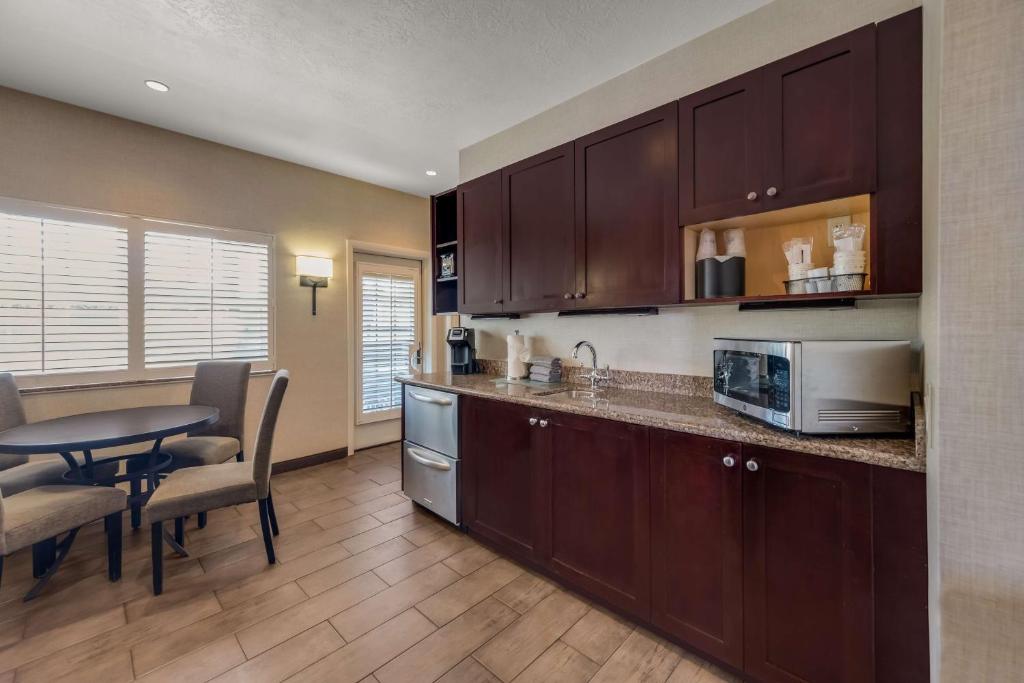 Küche&#47;Küchenzeile in der Unterkunft Best Western Plus Canyonlands Inn