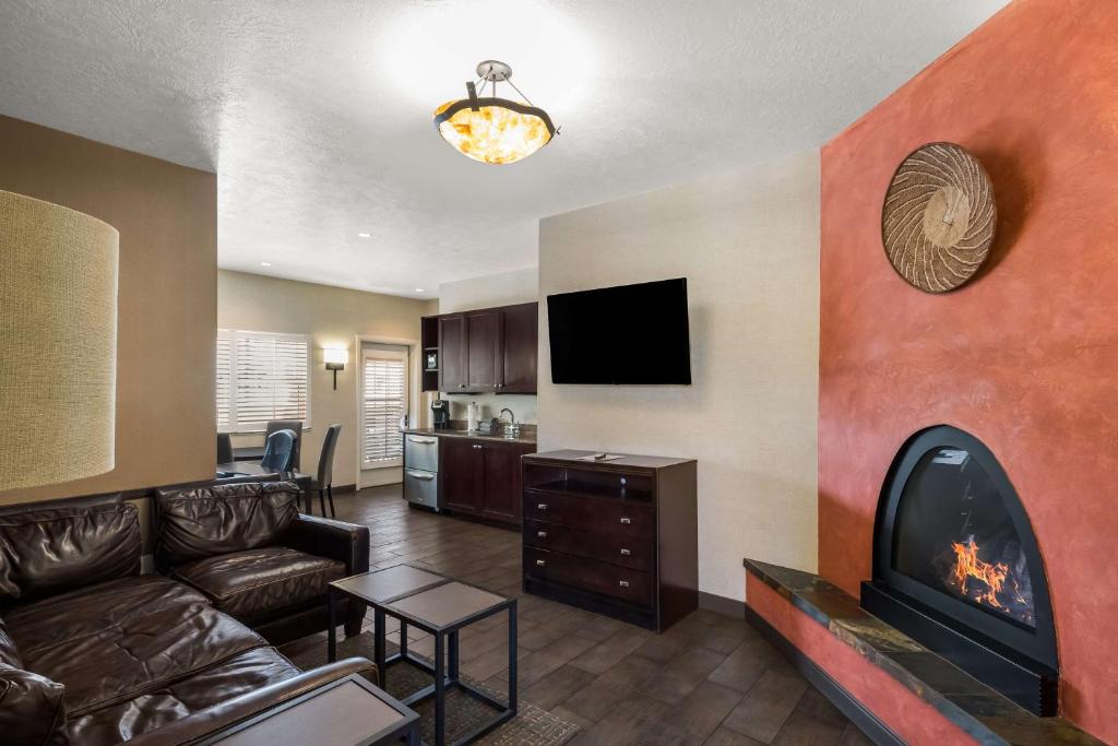 TV a/nebo společenská místnost v ubytování Best Western Plus Canyonlands Inn