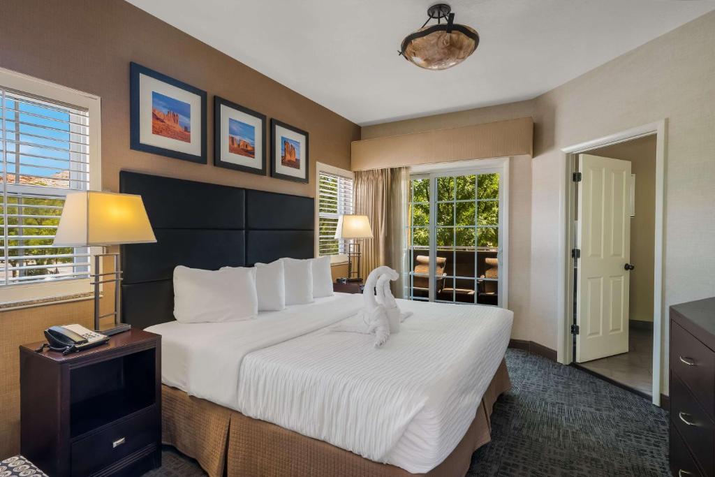 Schlafzimmer mit einem großen Bett und einem weißen Bettvisor in der Unterkunft Best Western Plus Canyonlands Inn in Moab