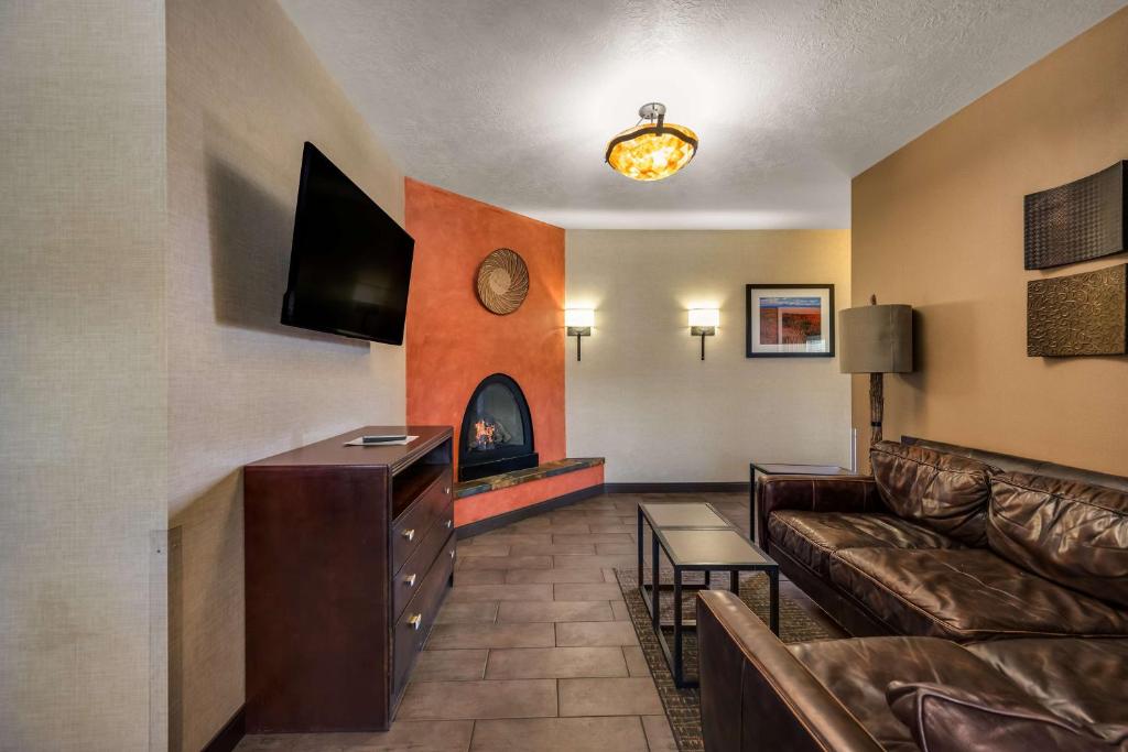 TV a/nebo společenská místnost v ubytování Best Western Plus Canyonlands Inn