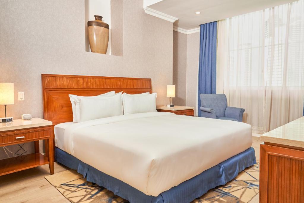 Postel nebo postele na pokoji v ubytování Waymore Hotel Spa & Casino