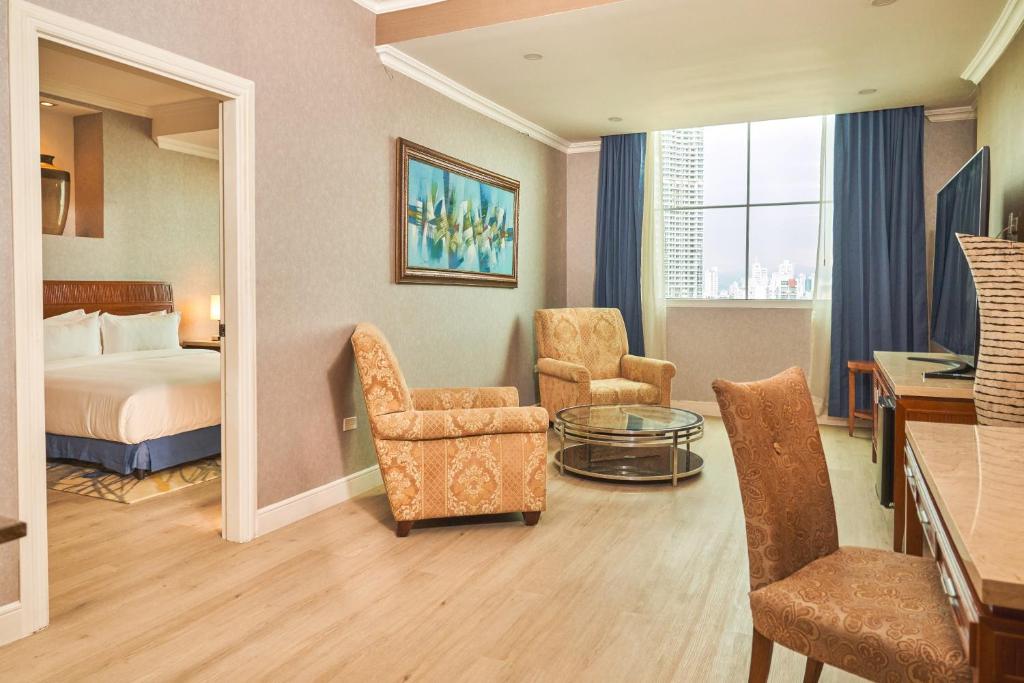 Postel nebo postele na pokoji v ubytování Waymore Hotel Spa & Casino