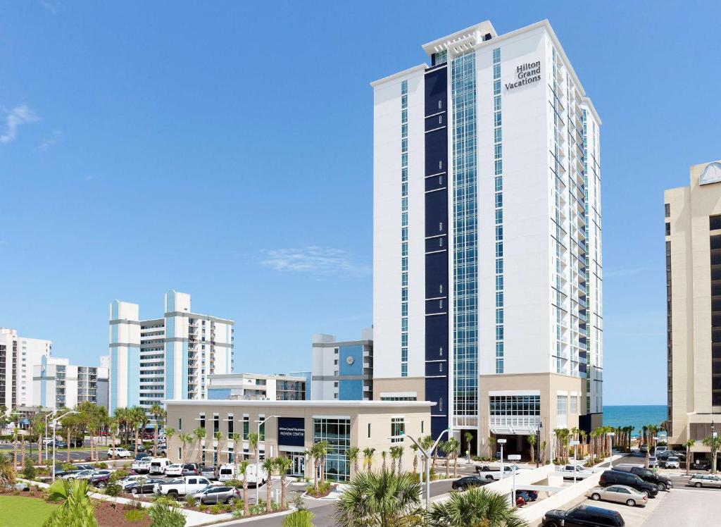 ein Bild eines hohen Gebäudes in einer Stadt in der Unterkunft Hilton Grand Vacations Club Ocean 22 Myrtle Beach in Myrtle Beach