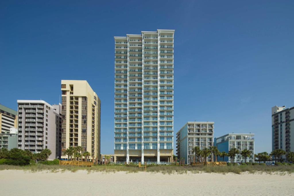 eine Gruppe von hohen Gebäuden vor einem Strand in der Unterkunft Hilton Grand Vacations Club Ocean 22 Myrtle Beach in Myrtle Beach