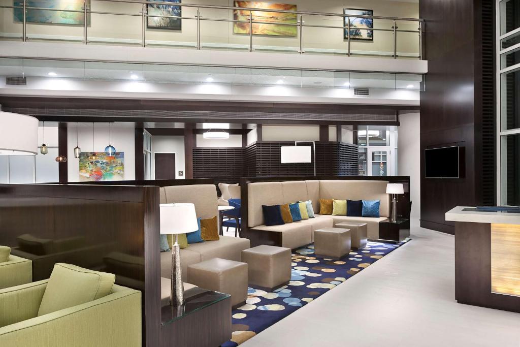 eine Lobby mit einem Wartezimmer mit Sofas und einem TV in der Unterkunft Hilton Grand Vacations Club Ocean 22 Myrtle Beach in Myrtle Beach