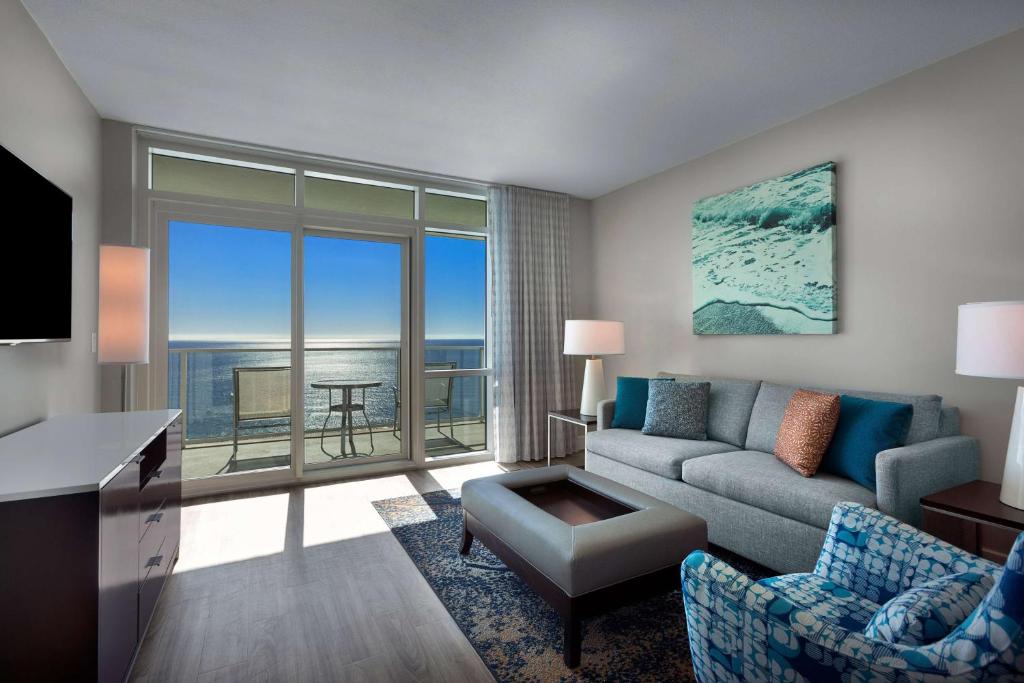 Ein Sitzbereich in der Unterkunft Hilton Grand Vacations Club Ocean 22 Myrtle Beach