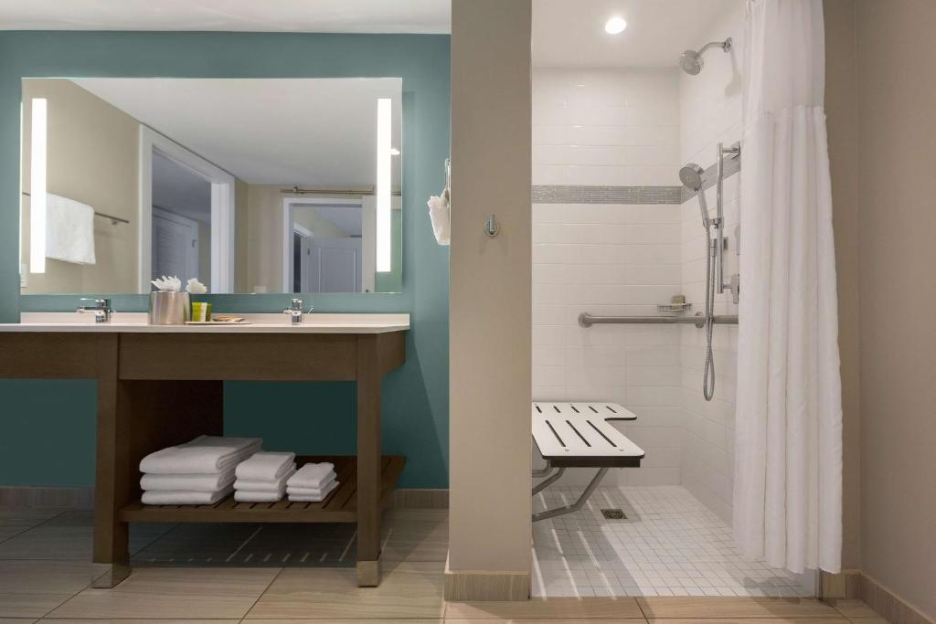 Ein Badezimmer in der Unterkunft Hilton Grand Vacations Club Ocean 22 Myrtle Beach