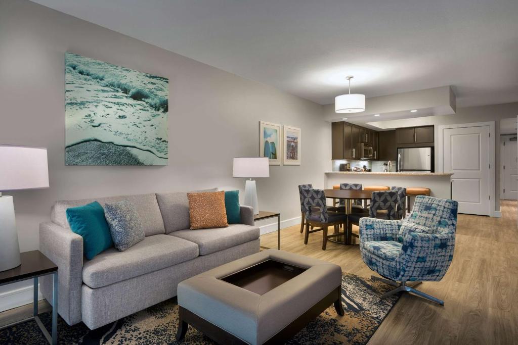 Ein Sitzbereich in der Unterkunft Hilton Grand Vacations Club Ocean 22 Myrtle Beach