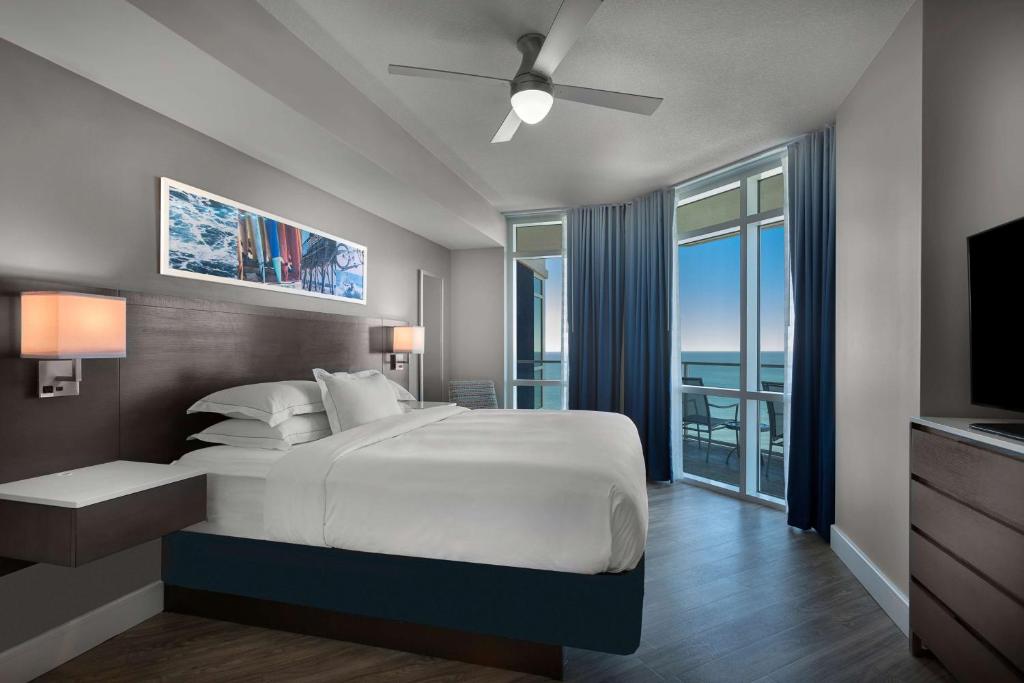 Ein Bett oder Betten in einem Zimmer der Unterkunft Hilton Grand Vacations Club Ocean 22 Myrtle Beach