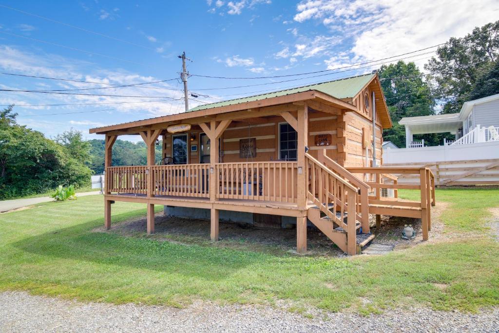 une grande cabine en bois avec une grande terrasse dans l'établissement Noes Rest Wheelchair-Friendly Cherokee Lake Cabin, à Bean Station