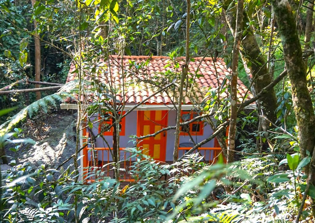 Aed väljaspool majutusasutust ENCANTO Minicasitas en medio de la naturaleza