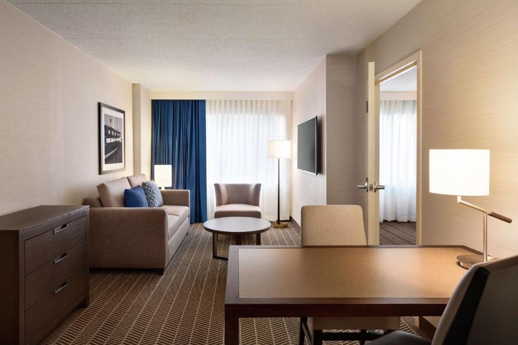 Embassy Suites Boston at Logan Airport - 