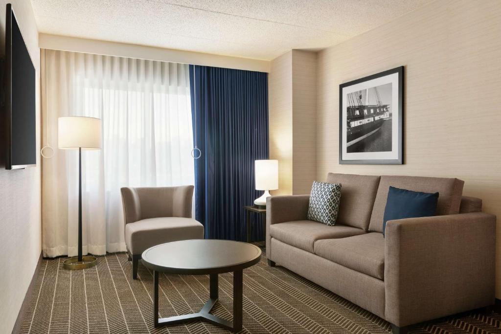 Embassy Suites Boston at Logan Airport - 