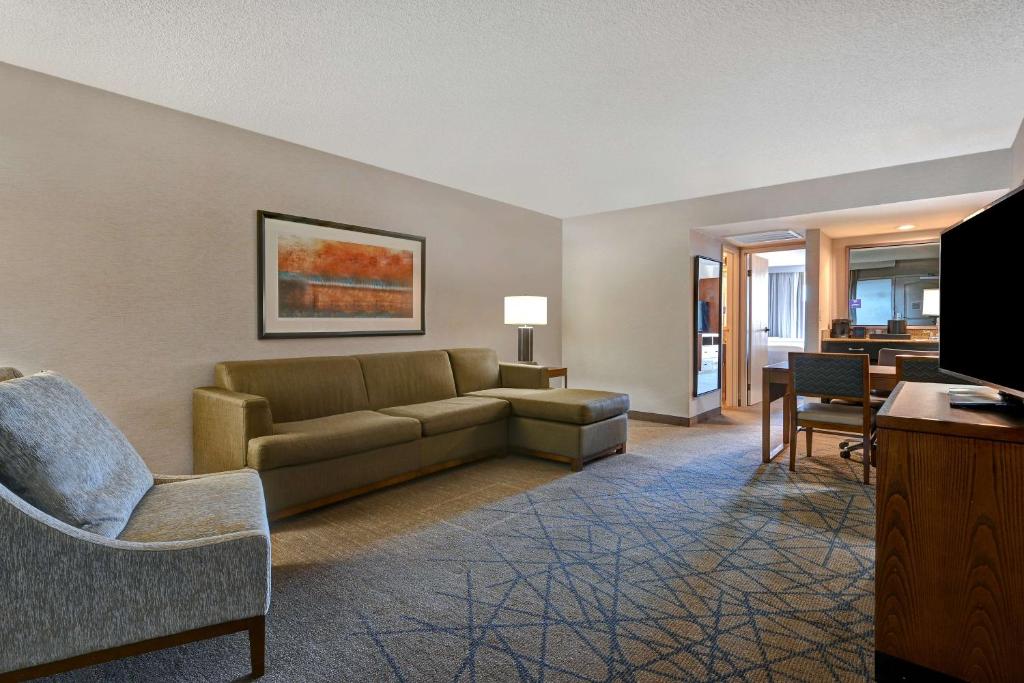 Embassy Suites by Hilton Colorado Springs - King Süit - İki Kral Yataklı