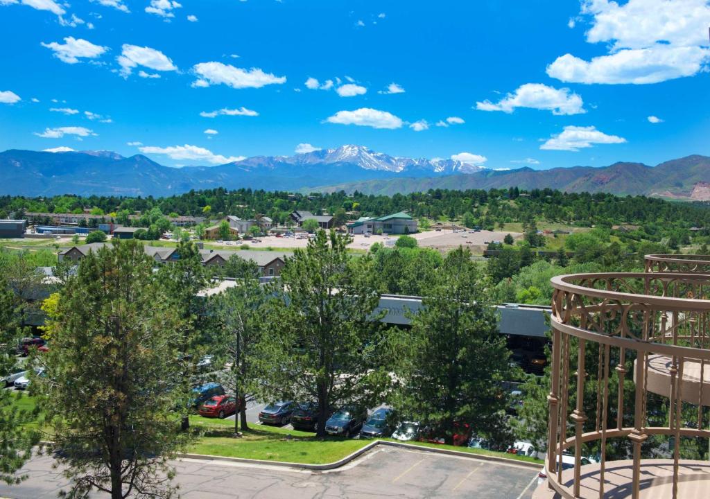Embassy Suites by Hilton Colorado Springs - Deluxe Kraliçe Süit