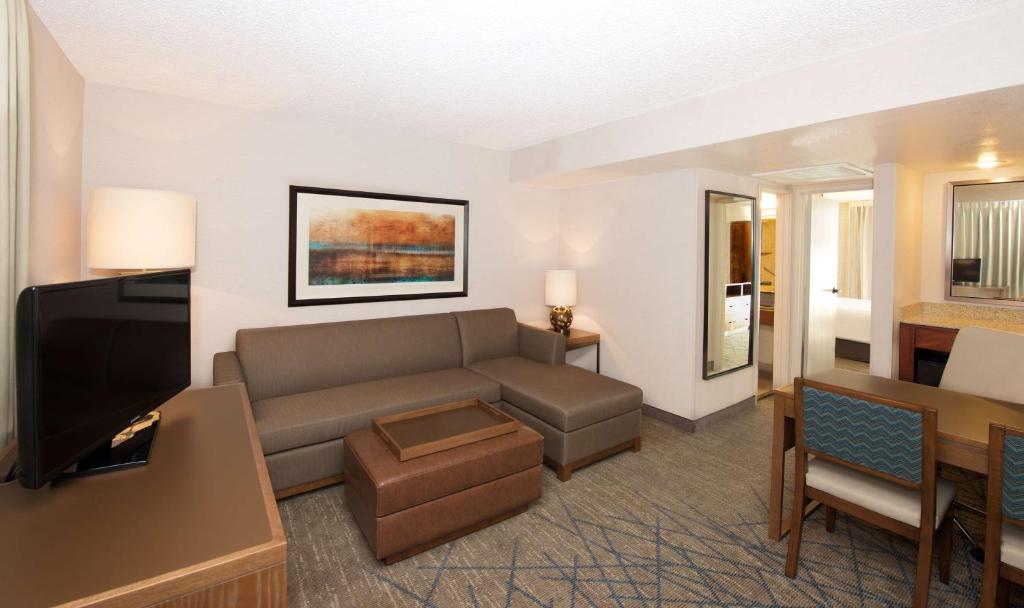 Embassy Suites by Hilton Colorado Springs - King Süit - Dağ Manzaralı - Sigara İçilmez