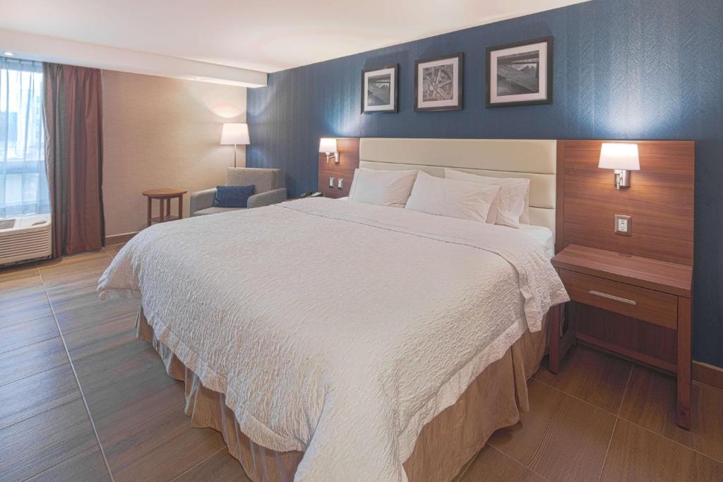 Un dormitorio con una cama grande en una habitación de hotel. en Hampton by Hilton Monterrey Galerias Obispado, en Monterrey