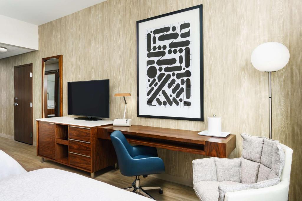 Hampton Inn & Suites Santa Monica - Queen Room With Two Queen Beds - Non-Smoking