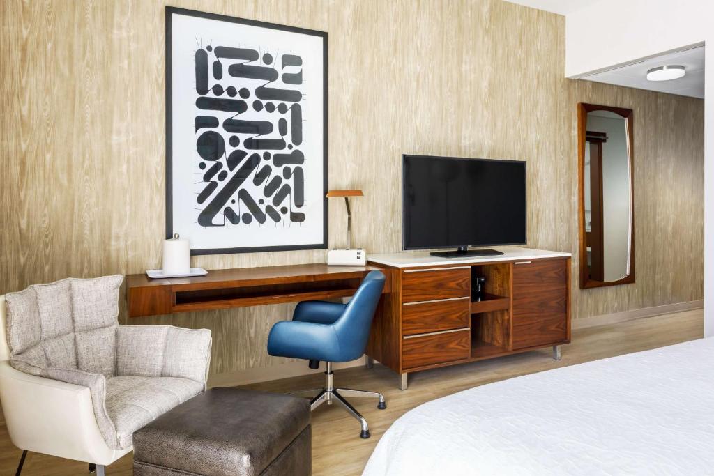 Hampton Inn & Suites Santa Monica - King Room With Balcony - Nonsmoking