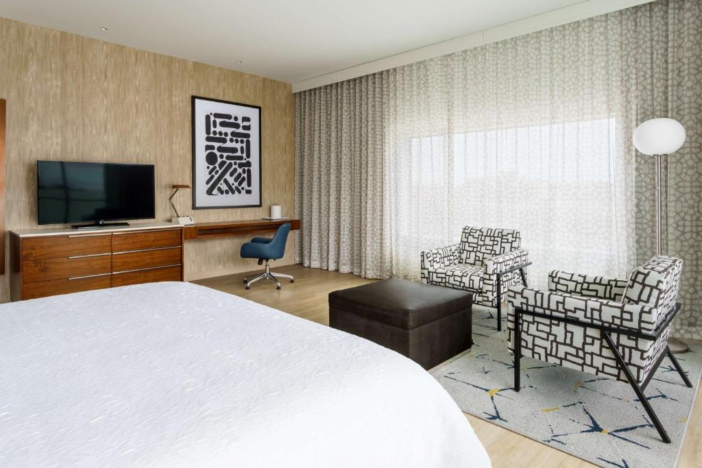 Hampton Inn & Suites Santa Monica - King Studio Suite With Balcony - Non-Smoking