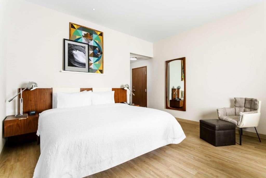 Hampton Inn & Suites Santa Monica - King Room - Non-Smoking