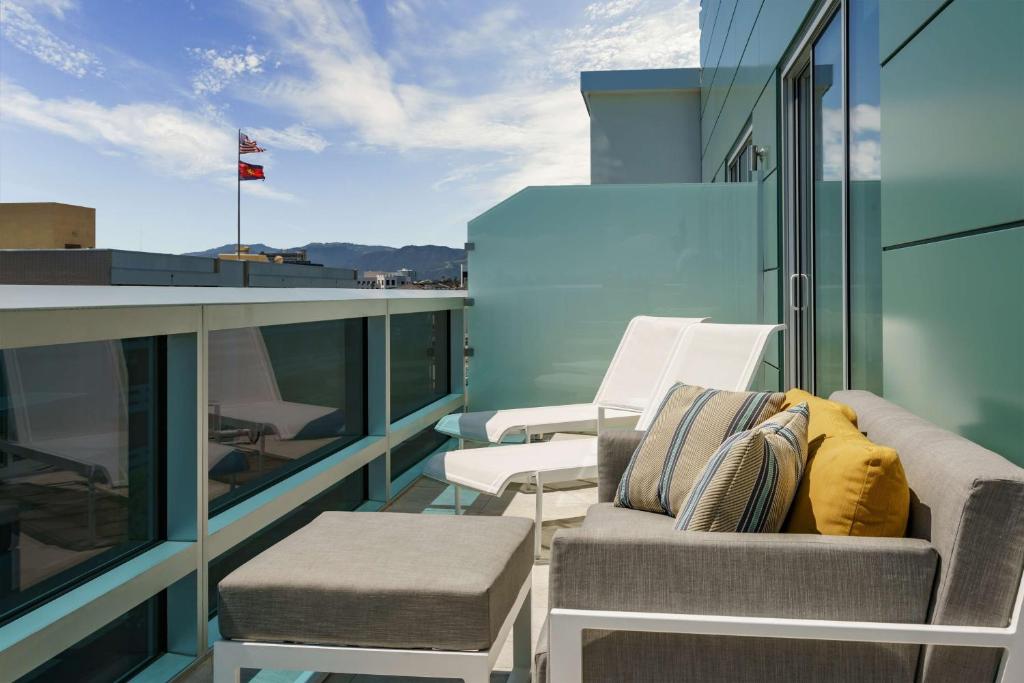 Hampton Inn & Suites Santa Monica - Large King Studio Suite - Non-Smoking