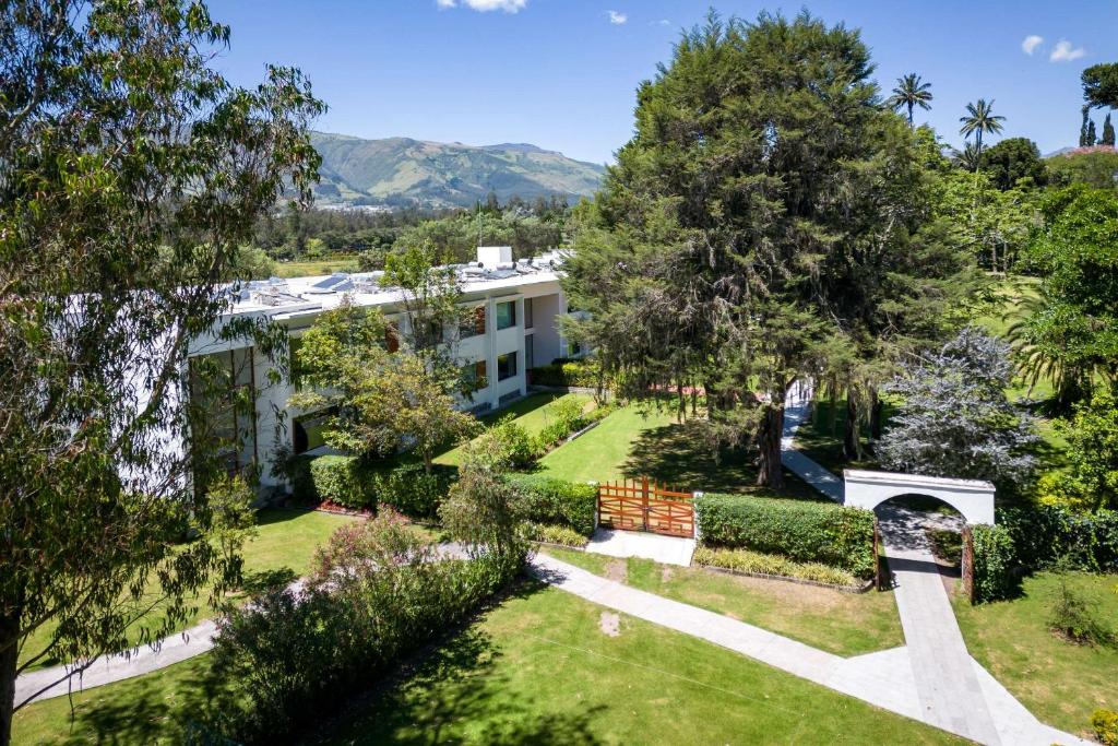 eine Luftansicht eines Hauses mit Garten in der Unterkunft San Jose De Puembo Quito Airport, An Ascend Hotel Collection in Puembo