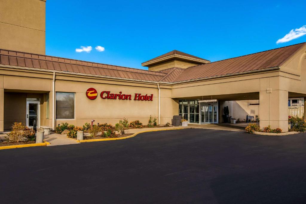 a store front of a carolina inn at Clarion Hotel & Convention Center Joliet in Joliet