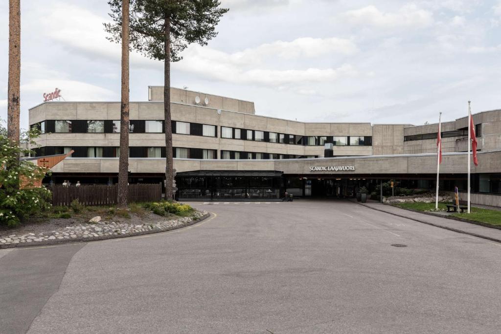 an empty parking lot in front of a building at Scandic Laajavuori in Jyväskylä