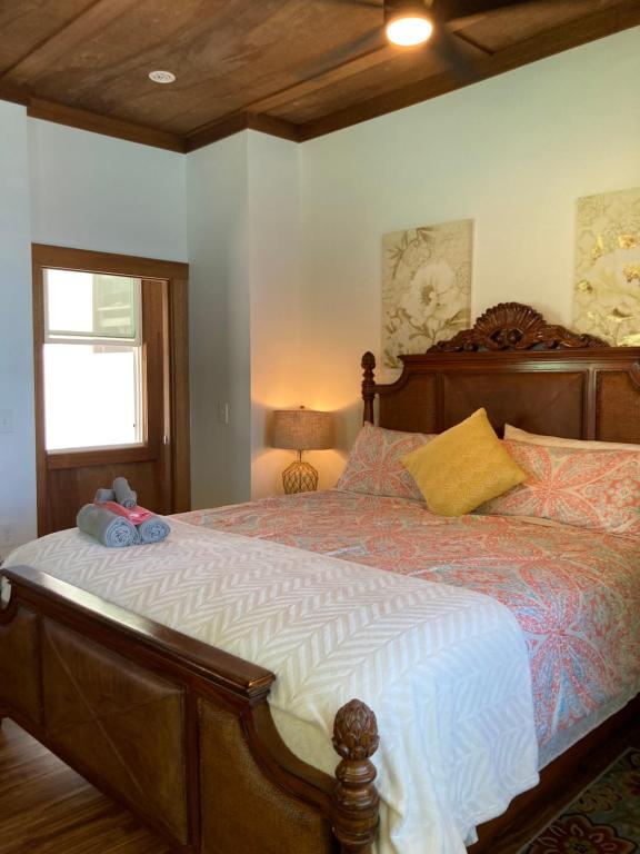 Letto o letti in una camera di Hilo Bay Oceanfront Bed and Breakfast