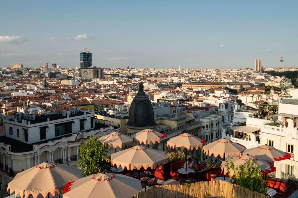 uma vista para uma cidade com edifícios e telhados em Hotel Montera Madrid, Curio Collection By Hilton em Madrid