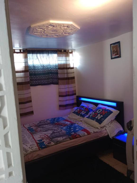 a small bedroom with a bed in a room at Jolie appartement de deux pièces au calme in Épinay-sur-Seine