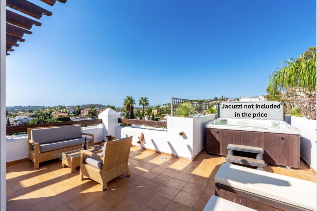 Balkón nebo terasa v ubytování Las Tortugas Marbella - Luxury Penthouse with Sea Views & Jacuzzi