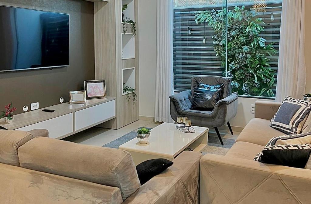 sala de estar con 2 sofás y TV en Casa Almirante Premium, en Macapá