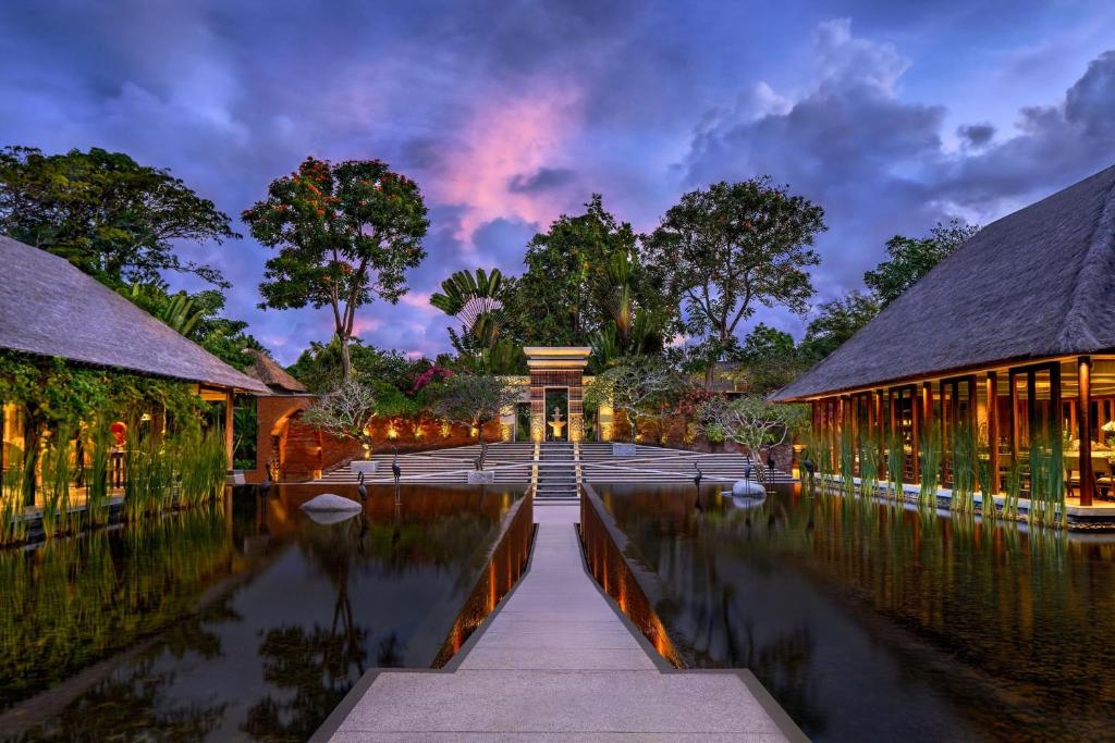 ヌサドゥアにあるAmarterra Villas Resort Bali Nusa Dua, Autograph Collectionの池を前に建つ建物