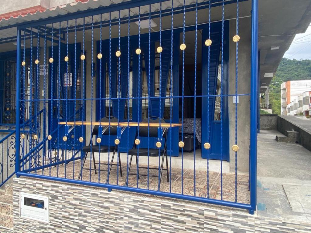 een blauwe deur met gouden ballen eraan. bij Apartaestudio Santa Rosa de Cabal Calle 16B # 7-30 ALTOS DE LOS LAURELES - ESQUINA in Santa Rosa de Cabal