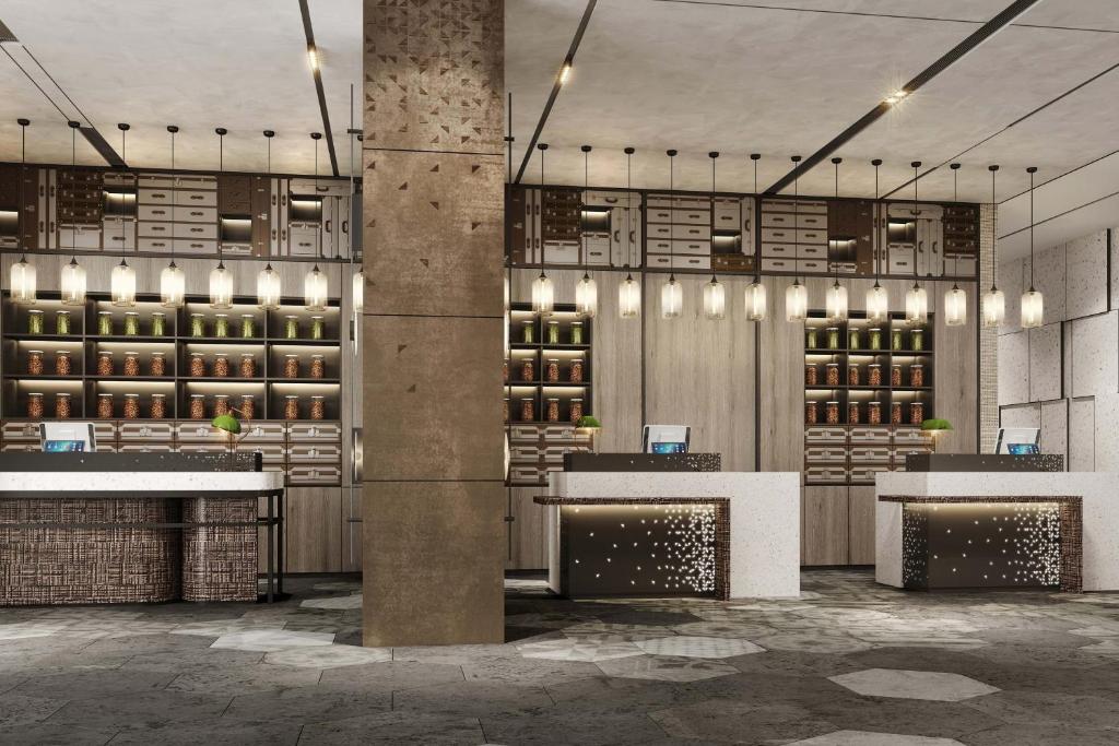 une salle de dégustation de vins avec une cave à vin dans l'établissement Four Points by Sheraton Shanghai Hongqiao, à Shanghai