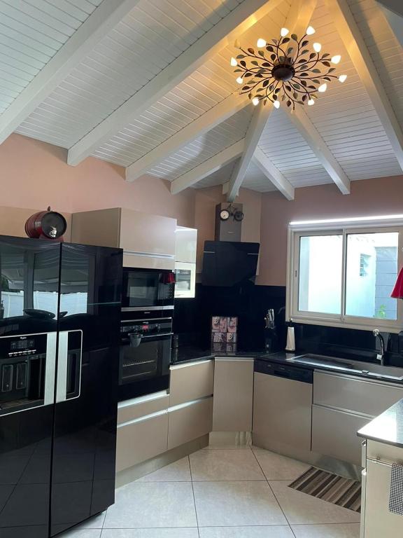 Kuchyň nebo kuchyňský kout v ubytování Villa Almeida à 500m de la plage