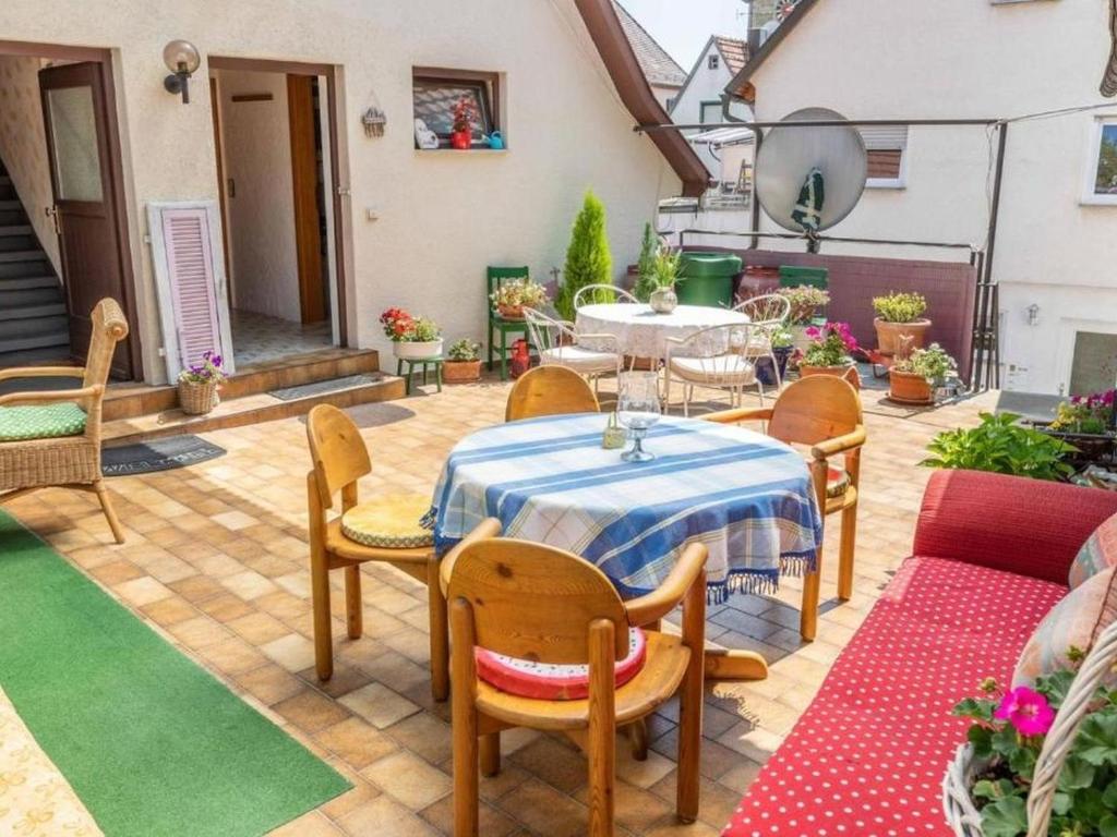 a patio with a table and chairs at Apartmenthaus Ferienwohnungen Sila in Weinstadt