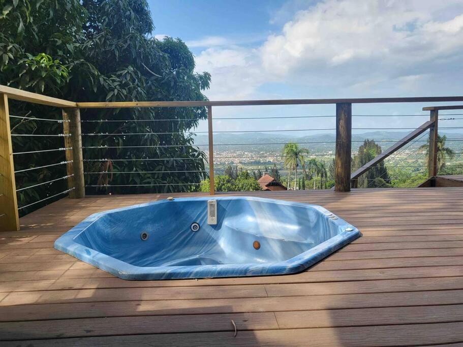 eine blaue Badewanne auf einem Deck in der Unterkunft Acogedora villa en Jamaca de Dios, Jarabacoa in Jarabacoa
