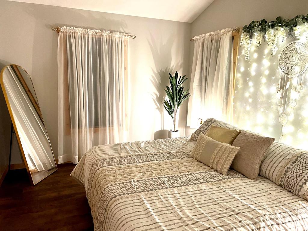 Un dormitorio con una cama grande y una ventana en Almost Heaven Mountain Cabin, en Murphy