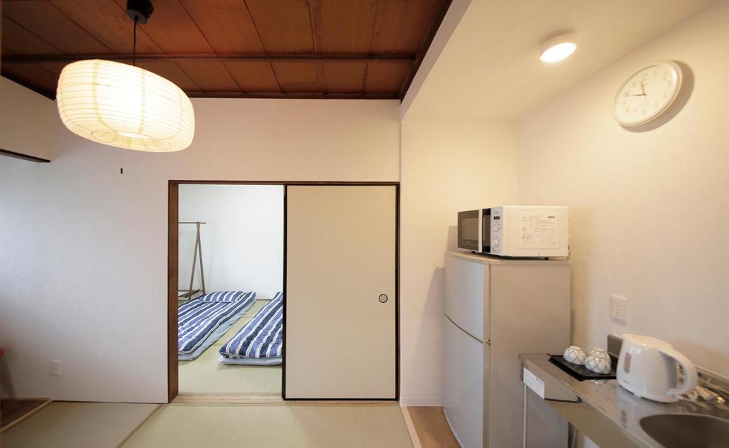 Kuchyň nebo kuchyňský kout v ubytování 1F SAKURA RIVER HOUSE, yao 桜と川の家 1F