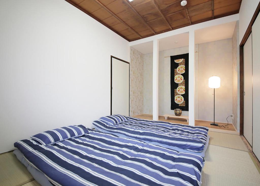 Postel nebo postele na pokoji v ubytování 1F SAKURA RIVER HOUSE, yao 桜と川の家 1F