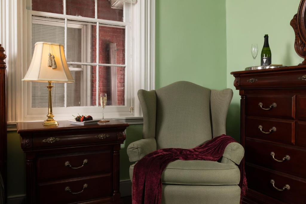 - une chambre avec une chaise, une lampe et une commode dans l'établissement Carlisle House Bed and Breakfast, à Carlisle