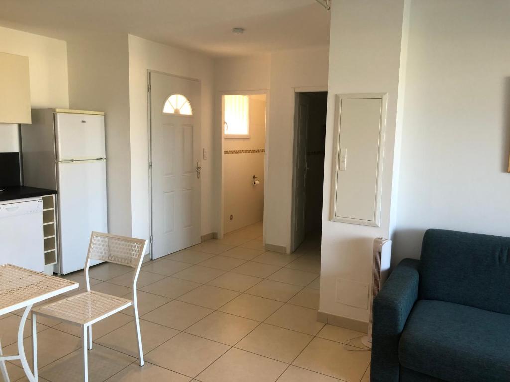 Il dispose d'une cuisine et d'un salon avec un canapé et une table. dans l'établissement punta di buturetu, à Propriano