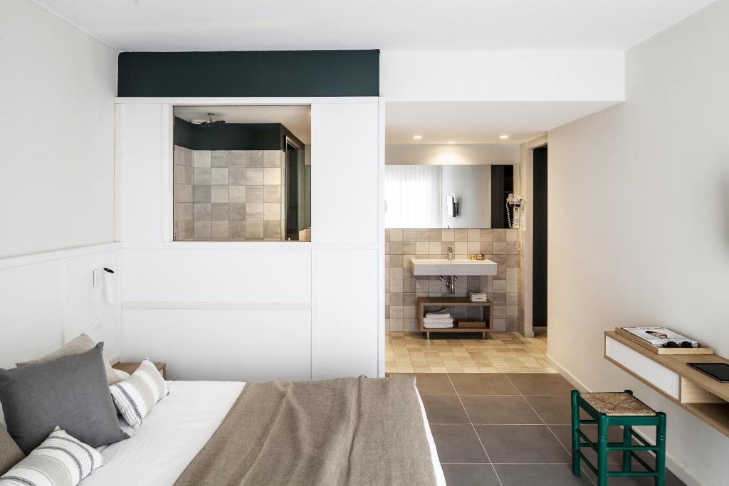 a bedroom with a bed and a bathroom at AQUA Hotel Bertran Park in Lloret de Mar